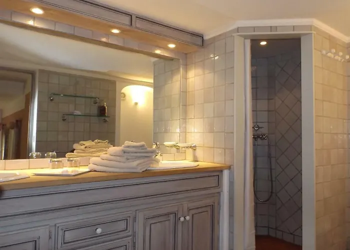 Le Bastidon Saint-michel Bed & Breakfast 4*